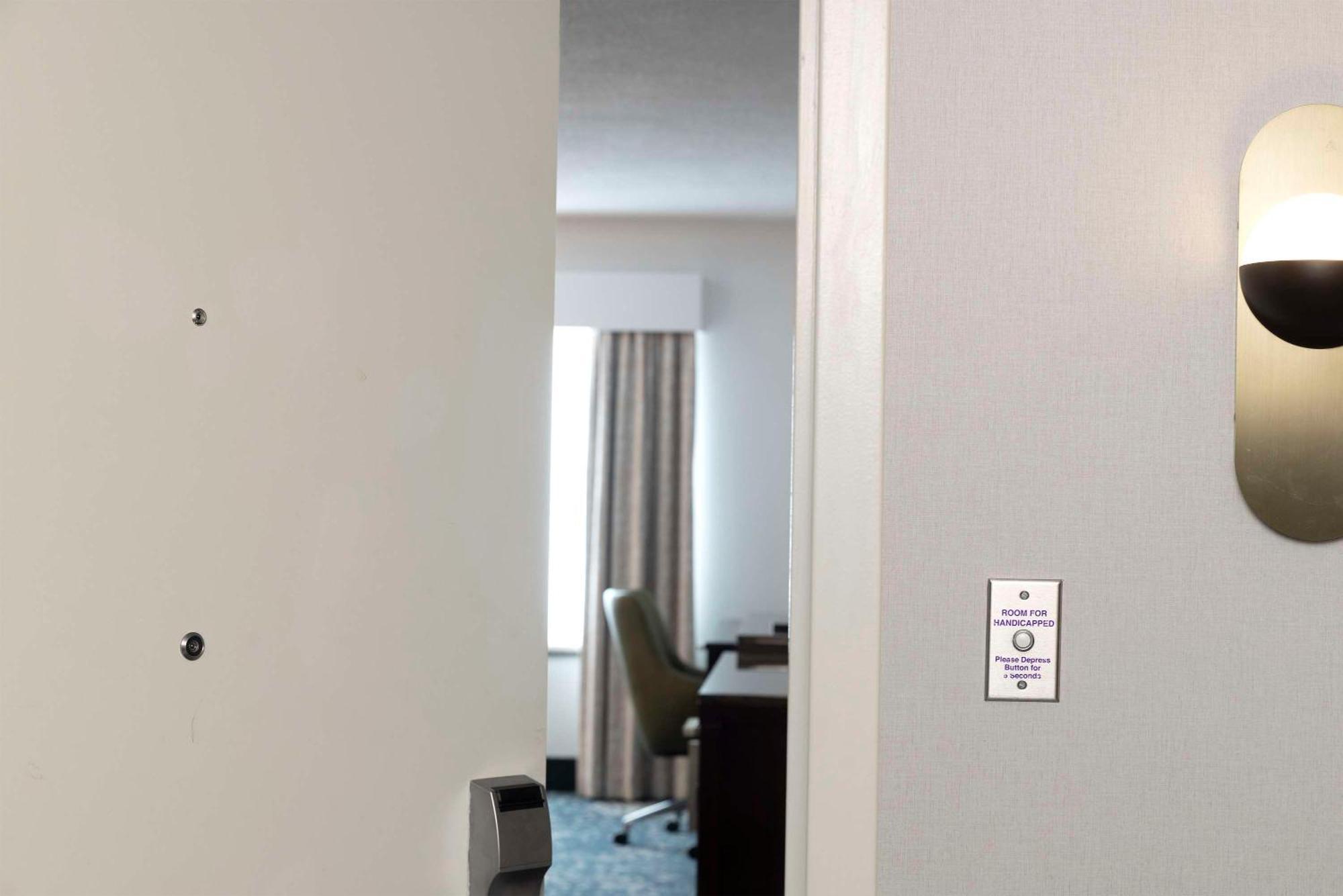 Hilton Garden Inn Bethesda Downtown Экстерьер фото