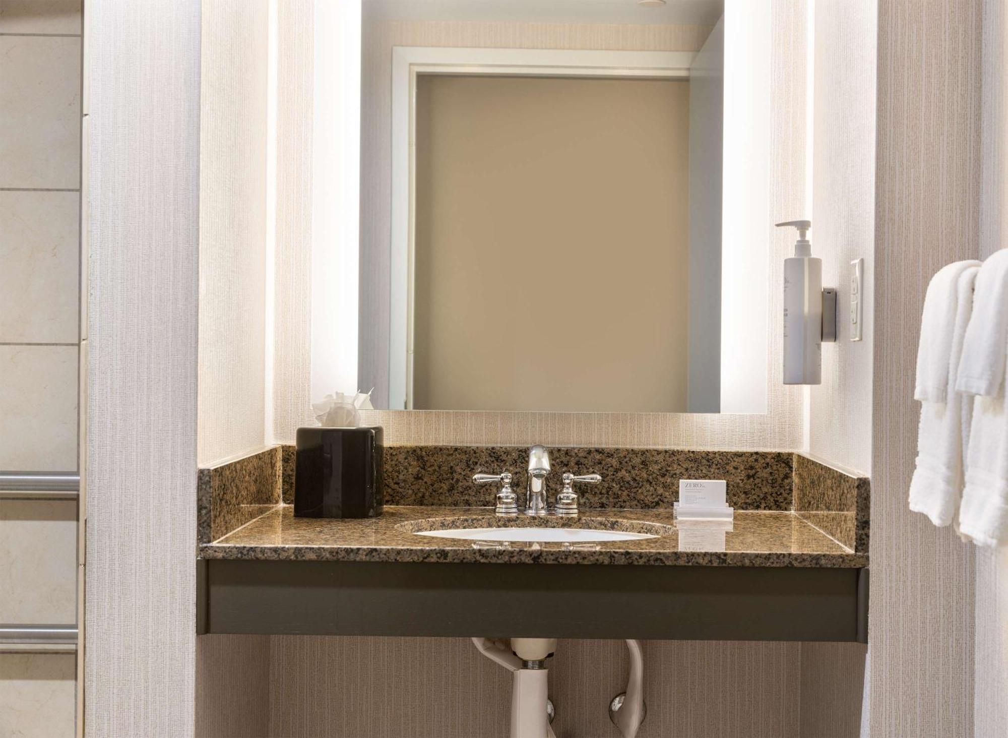 Hilton Garden Inn Bethesda Downtown Экстерьер фото
