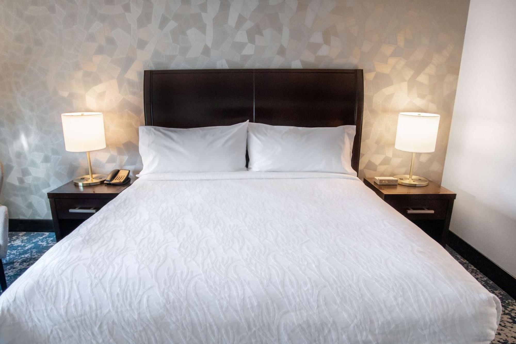 Hilton Garden Inn Bethesda Downtown Экстерьер фото